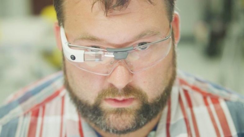透明な眼鏡型ウェアラブルデバイスを装着している海外の男性
